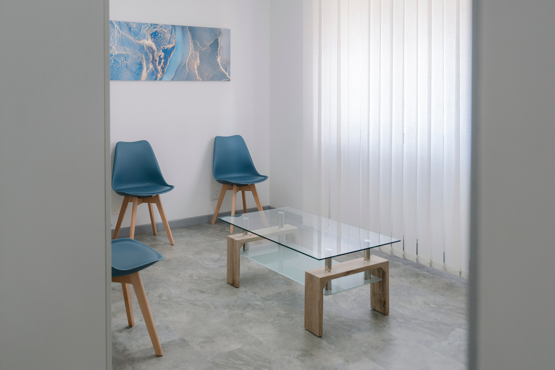 Sala d’attesa dello studio dentistico, ambiente curato e tranquillo