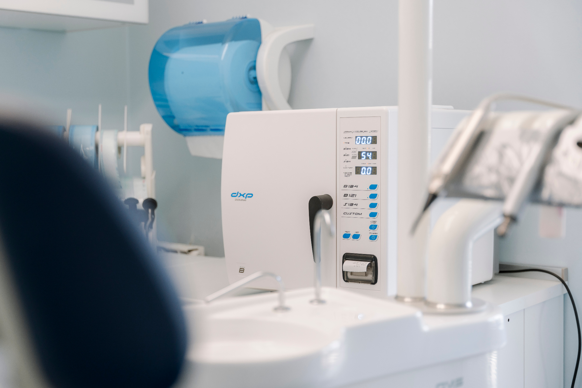 Area sterilizzazione con strumenti imbustati e tracciati